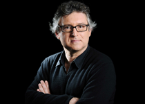 Michel ONFRAY de trois quart sur fond noir